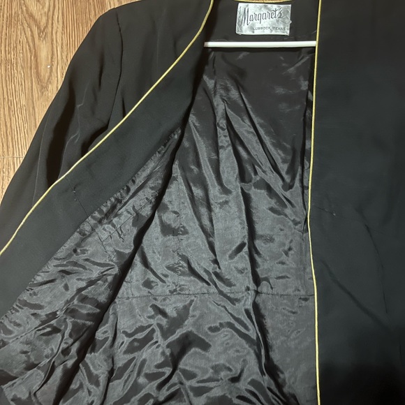 Elegant black blazer with gold lining - Picture 4 of 4